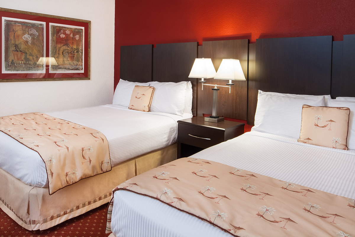 Queen-Suite---Traditional-Room