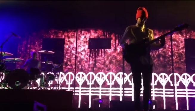 Twenty One Pilots performs Heathens