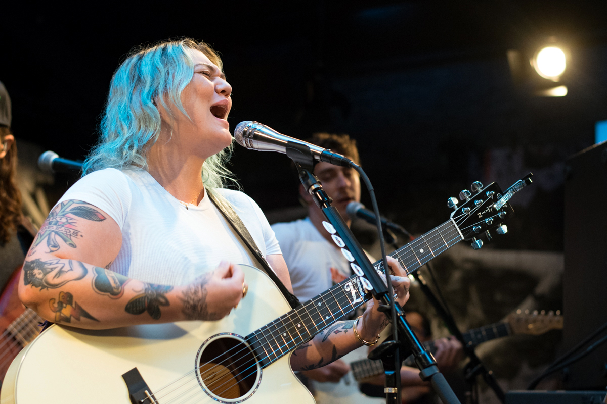 Elle King's Pop Up Performance