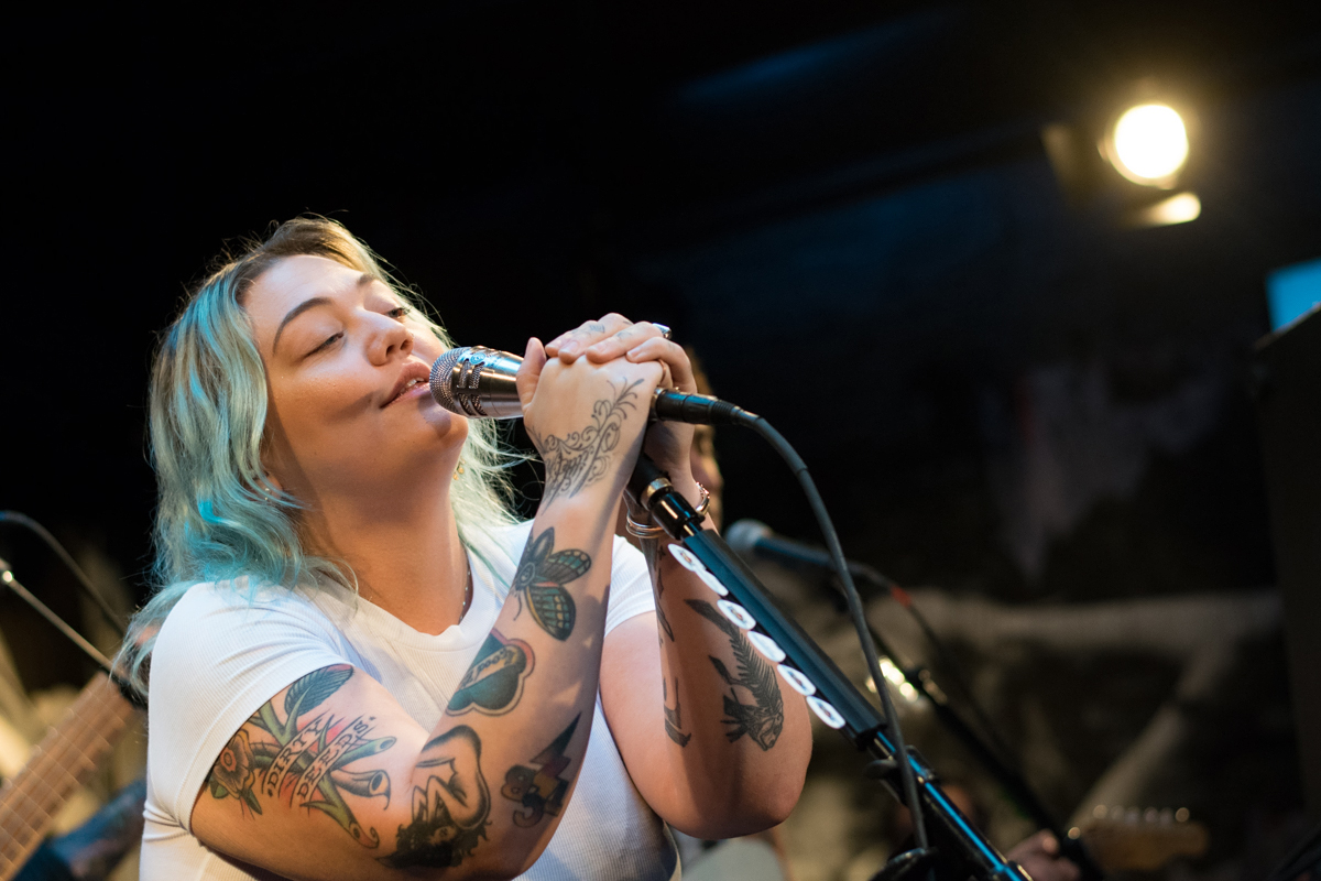 Elle King's Pop Up Performance