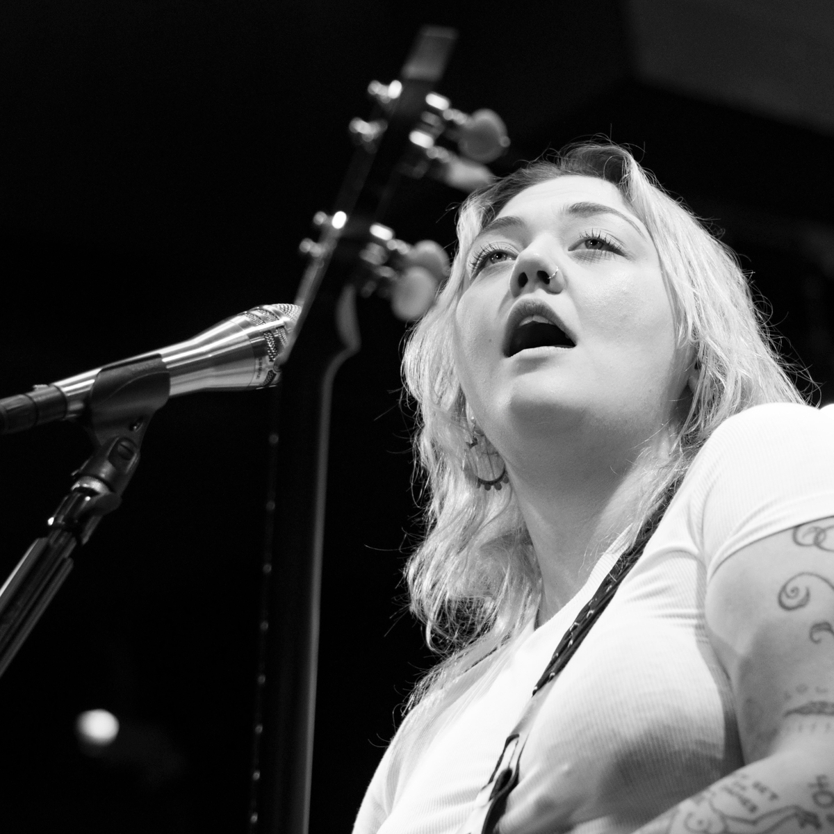 Elle King's Pop Up Performance