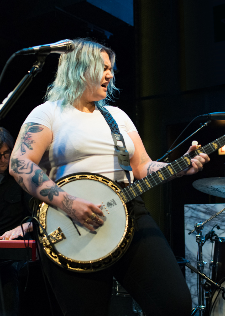 Elle King's Pop Up Performance