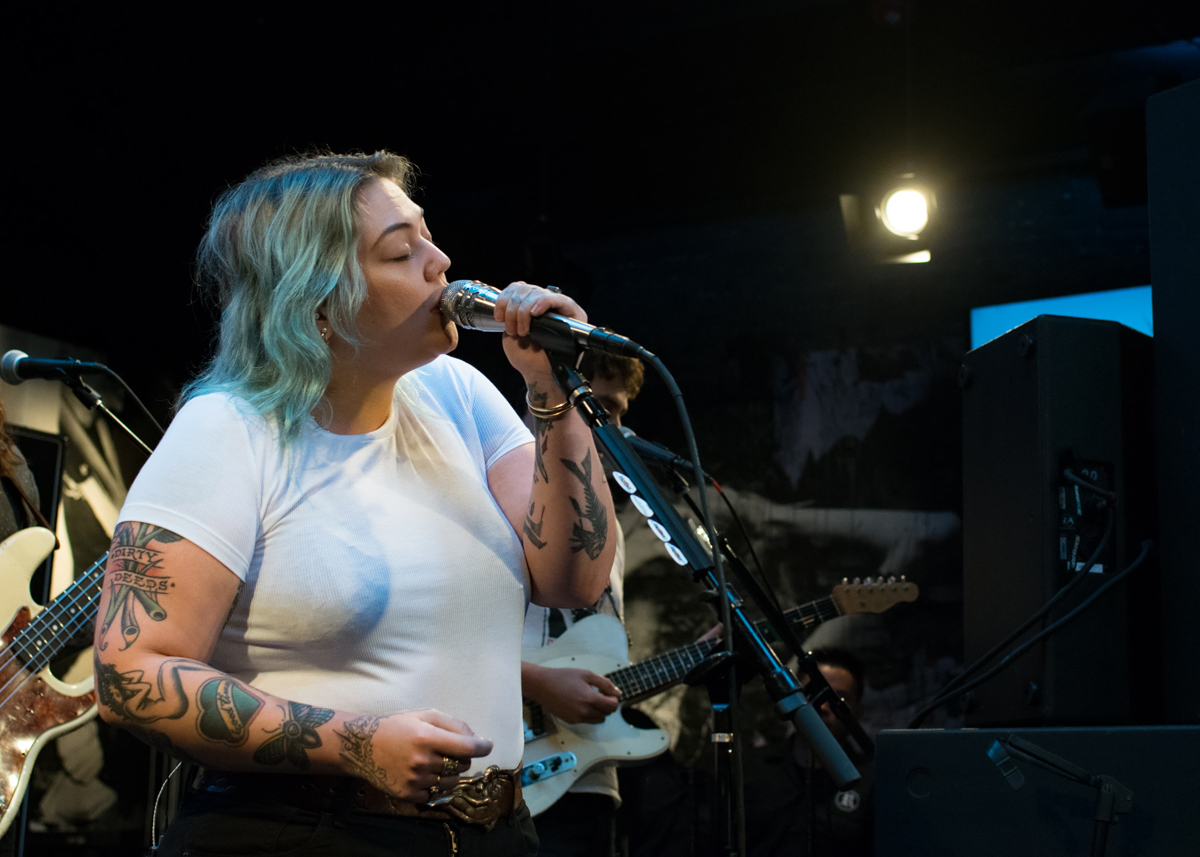 Elle King's Pop Up Performance