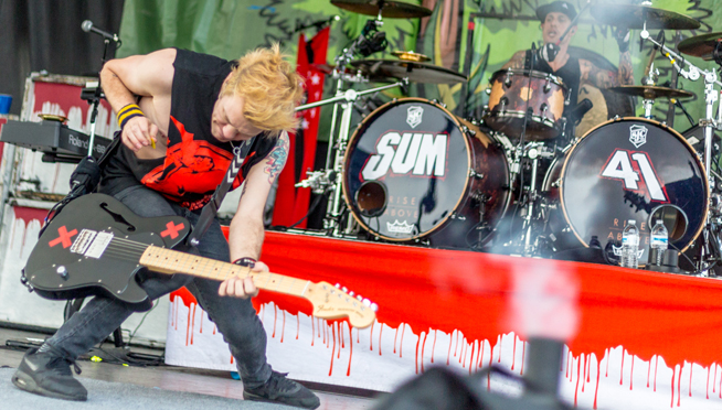 Sum 41 Plays “Faint” With Mike Shinoda!